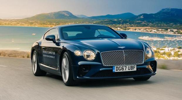 La Bentley Continental GT con la Costa Smeralda sullo sfondo