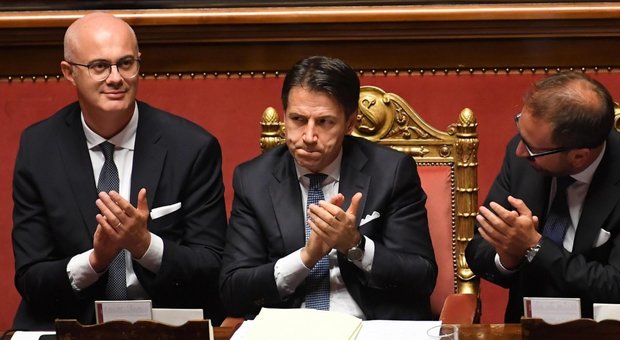 Governo Conte, 169 sì alla fiducia ma è rissa in Senato con Salvini