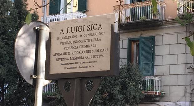 La targa per Luigi Sica, un monito per tutto il quartiere
