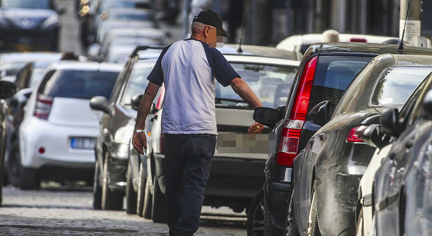 Napoli, preso parcheggiatore abusivo nei pressi del Centro direzionale