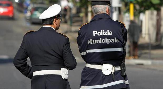 Rimozioni e favori a Nocera Inferiore: sei vigili urbani rischiano il processo