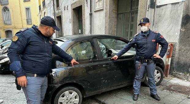 Napoli, raffica di proiettili contro auto in sosta nella zona dell'Università