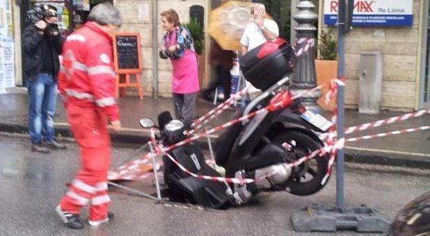 Salerno, dipendente di impresa onoranze funebri finisce con lo scooter in un tombino
