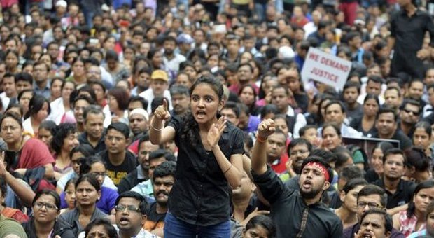 India, orrore nel Bengala. Stuprata e impiccata a un albero bimba di 8 anni