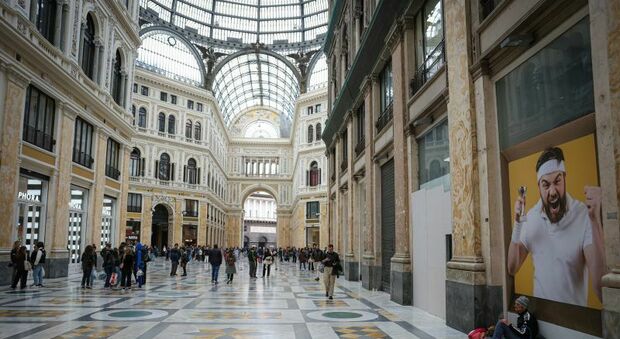Napoli, «festeggia» i 14 anni sparando a salve in Galleria Umberto: denunciato
