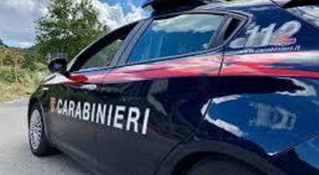 Bambina di 12 anni chiama i carabinieri: «Mamma picchiata dal compagno. Arrestato