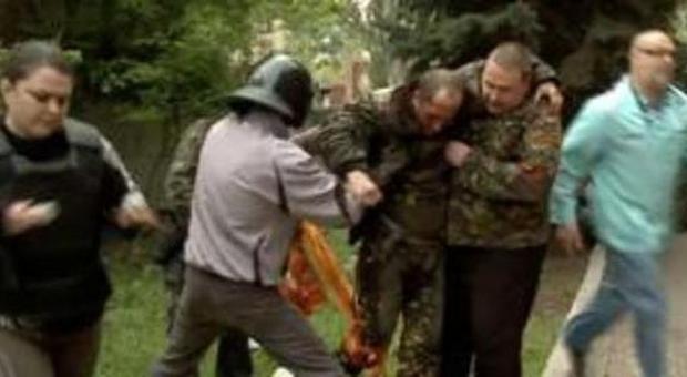 Ucraina, Kiev lancia l'offensiva a Est: 38 morti a Odessa dopo un incendio