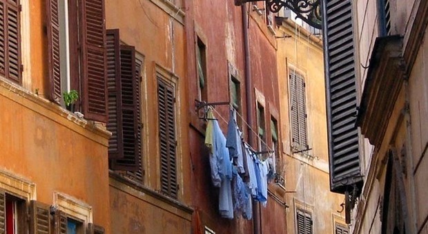 Roma, stop ai panni stesi alla finestra e guerra a chi fa gocciolare acqua in strada: arrivano maxi-multe