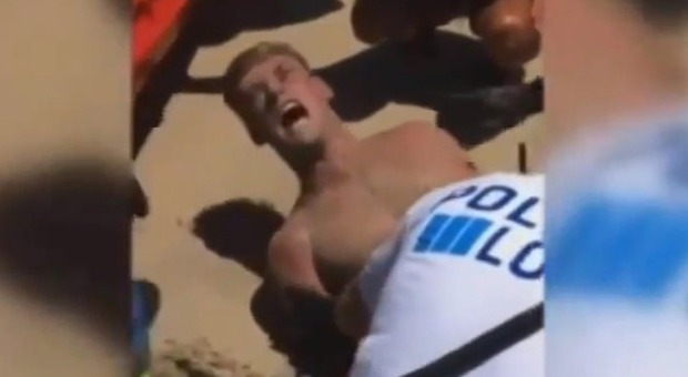 Prende la droga del cannibale e semina il panico in spiaggia a Palma di Maiorca: "10 poliziotti per fermarlo"
