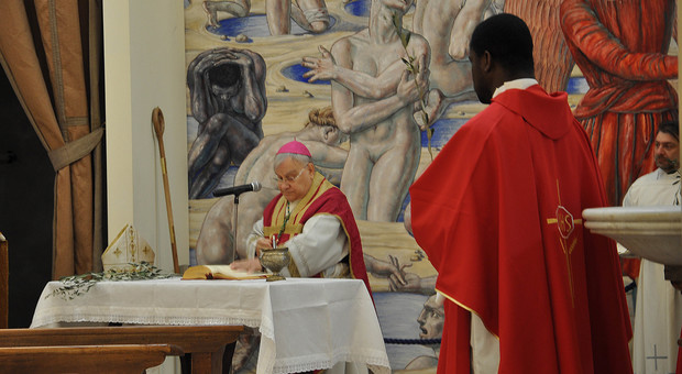 Domenica delle Palme, il vescovo Piemontese celebra la messa senza fedeli e invita alla riflessione personale