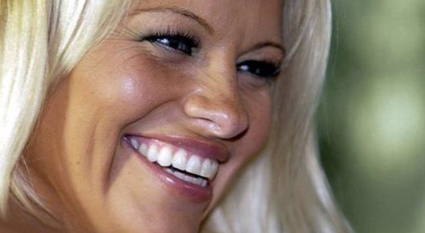 Pamela Anderson, esplosiva in Sardegna: ​"Il mio ex? Quasi quasi lo risposo"