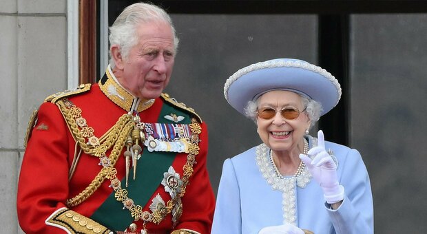 Giubileo della Regina, Carlo ringrazia la «mamma»: «Lei ride e piange con noi da 70 anni»