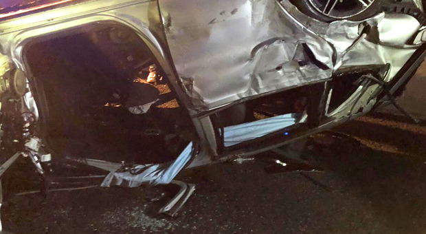Incidente stradale, perde il controllo dell'auto sulla statale: grave un 25enne