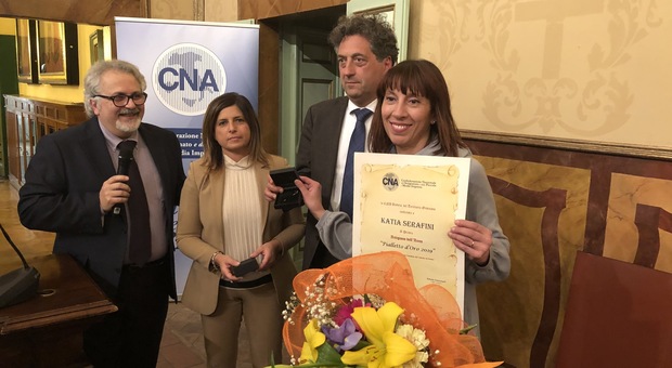 Katia Serafini riceve il "Pialletto d'oro" della Cna come artigiano dell'anno
