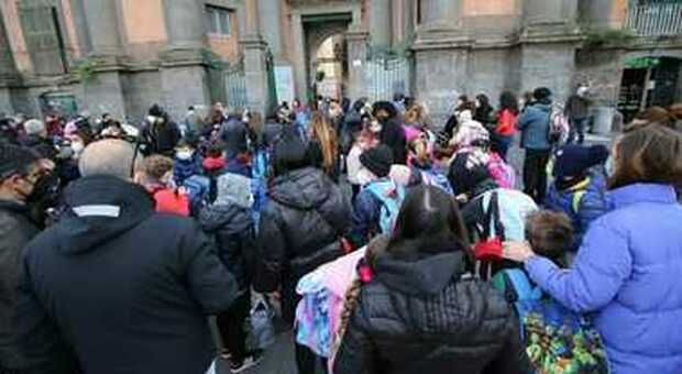 Campania in zona arancione, scuole aperte: rientro in classe con i dubbi sui trasporti e l'incognita dei sindaci
