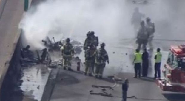Usa, aereo turismo si schianta sull'autostrada dopo il decollo, morti pilota e passeggeri