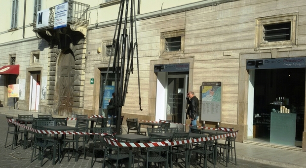 Ascoli, tendone bruciato in piazza: emerge l'identikit del piromane