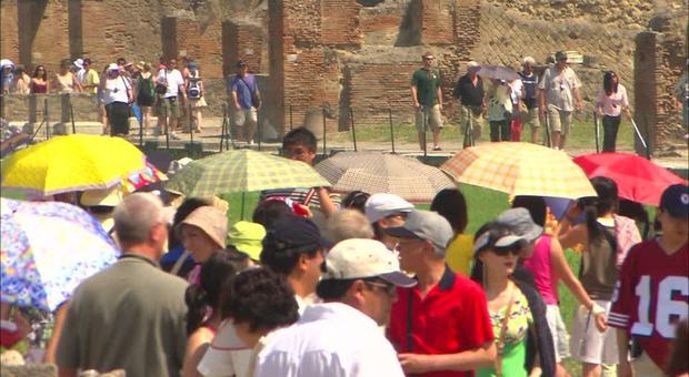 Scavi di Pompei, cambia il galateo: vietati ombrelli, bikini e selfie