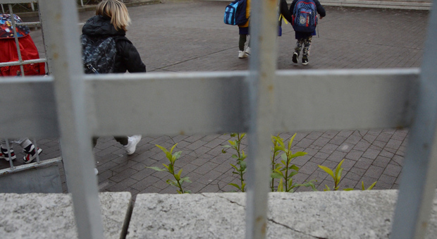 Riapertura scuole a Napoli, tornano in classe i bambini più piccoli: «Adottate tutte le misure di sicurezza»