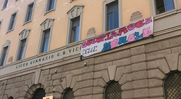 Liceo Vico di Napoli, presidio in sostegno dei tre studenti a rischio bocciatura
