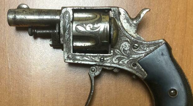 «Ti sparo» e le punta contro un revolver del 1870 ma funzionante: denunciato