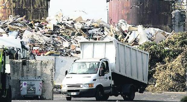 Crisi dei rifiuti, una discarica a Napoli Est fino a gennaio