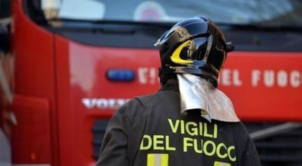 Vasto incendio a Borgo San Michele In azione sette mezzi dei Vigili del fuoco