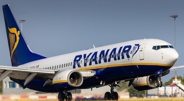 Allarme bomba su volo Ryanair, paura a bordo: evacuati i passeggeri, l'aereo scortato dai caccia