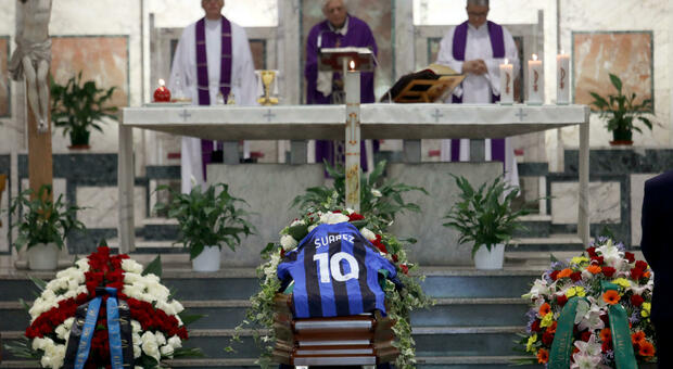 Suarez, l'emozione dei tifosi dell'Inter al funerale: «Luisito per sempre leggenda, la Nord ti rende onore»