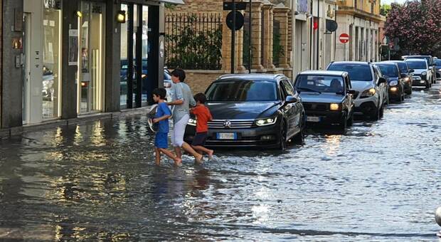 Bomba d'acqua su tutta la città, fuggi fuggi dei turisti e pontini chiusi a San Benedetto