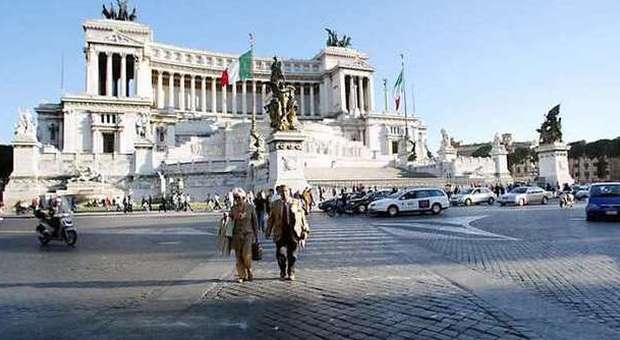 Roma, Campidoglio vende sampietrini Piazza Venezia: la strada sarà asfaltata