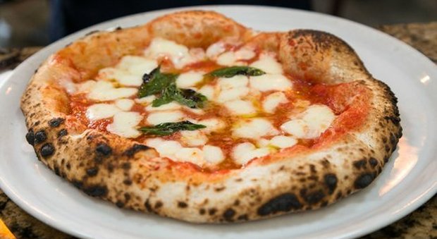 I pizzaioli tra forno e cellulare vale di più un like o un cliente?