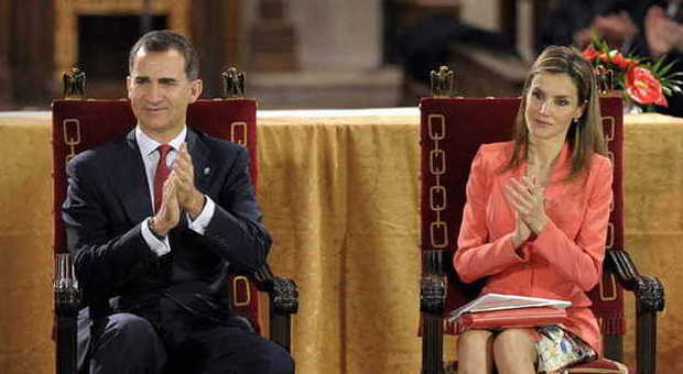 Felipe, già le prime parole da re: «La Spagna resti unita». Sette spagnoli su dieci favorevoli all'abdicazione di Juan Carlos