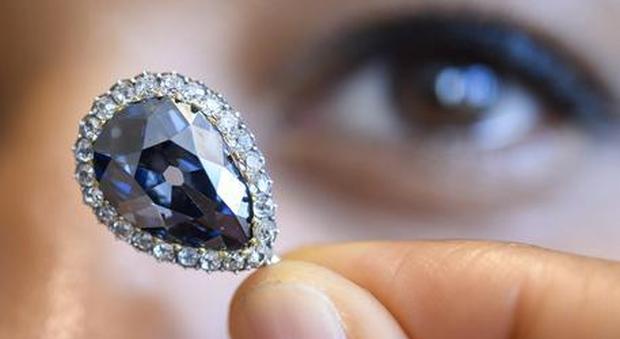 Milano: falsifica assegno e ruba diamante da 52mila euro, arrestato