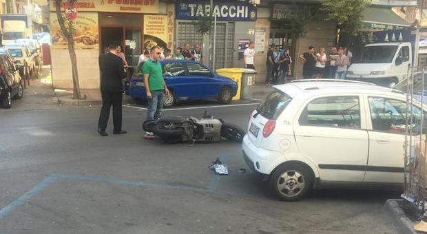 Sparatoria tra la folla nel Napoletano, uomo fugge in scooter: speronato