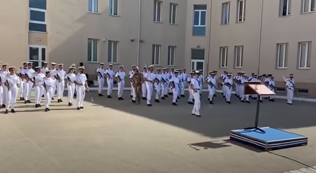 In uniforme, il plotone di marinai balla “Jerusalema”: avviata una indagine interna. Ma sul web il video diventa virale