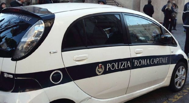 Roma, multano auto in doppia fila: vigili aggrediti da tre automobilisti finiscono in ospedale