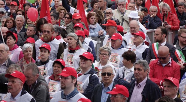 Primo maggio, i sindacati a Prato chiedono più sicurezza sul lavoro: «Basta morti»