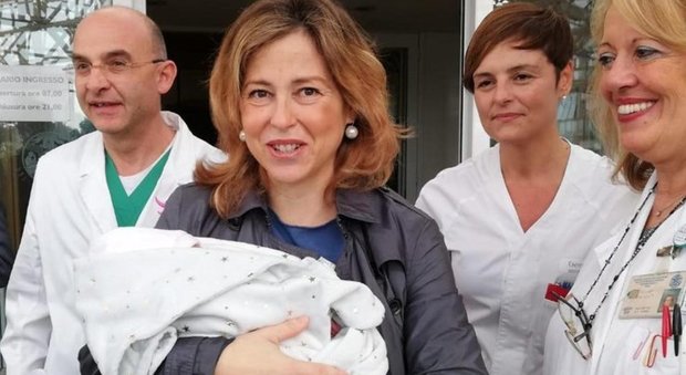 Il ministro Giulia Grillo esce dal Policlinico Gemelli dopo la nascita del figlio Andrea