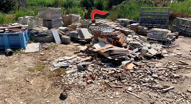 Fabbriche abusive e sversamento illegale dei rifiuti: scatta il sequestro nel Napoletano