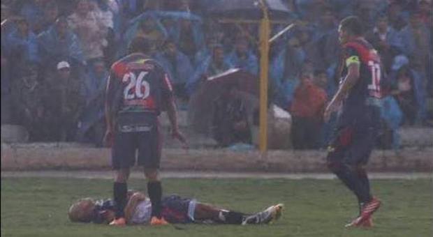 Perù, giocatore colpito da un fulmine durante una partita: vivo per miracolo.