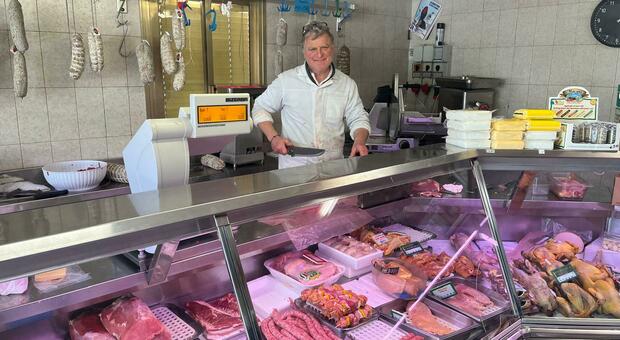 Macelleria Faccin, chiude la storica bottega in attività da 59 anni. Il titolare Bepi: «Tanti sono dispiaciuti, vuol dire che ho fatto del bene»