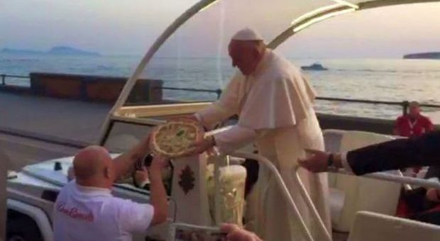 Una pizza sul lungomare per Papa Francesco |Guarda la fotogallery