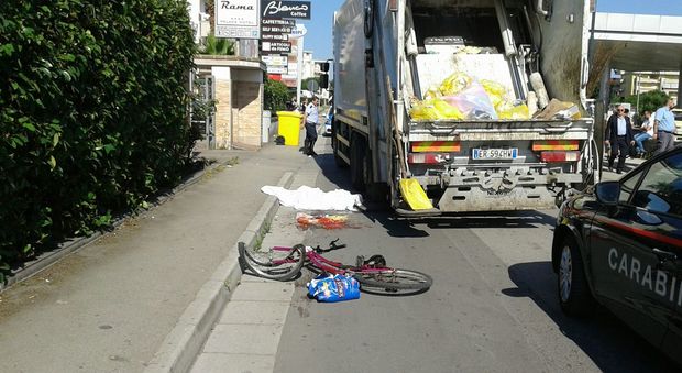 Investito in bici dal camion dei rifiuti muore dopo la spesa al market