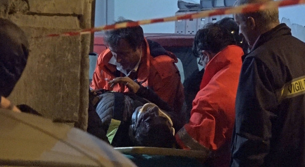 Paura a Napoli: operai precipitano in un pozzo, estratti vivi dopo un'ora dai vigili del fuoco