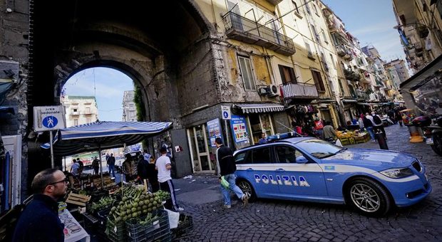 Napoli, turista reagisce allo scippo e finisce in ospedale: arrestato il bandito