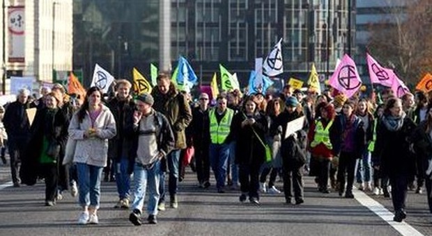 Londra, protesta degli ambientalisti: bloccati 5 ponti sul Tamigi. «Ci estingueremo come i dinosauri»
