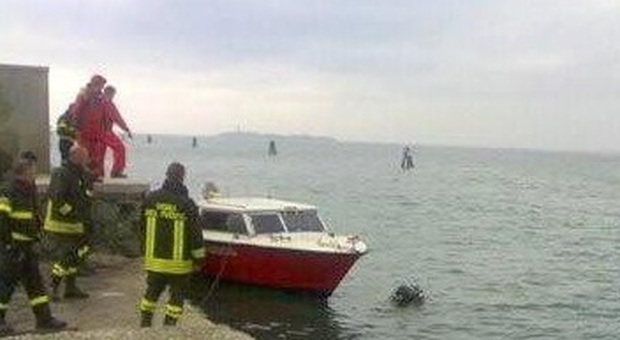 Venezia. Kayak con 5 persone a bordo si rovescia in laguna: un disperso