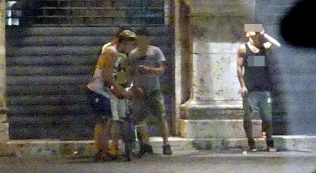 Roma, spacciavano droga insieme alla madre: in manette due baby-pusher