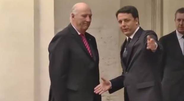 Renzi dà la mano al re di Norvegia, ma lui non ricambia
